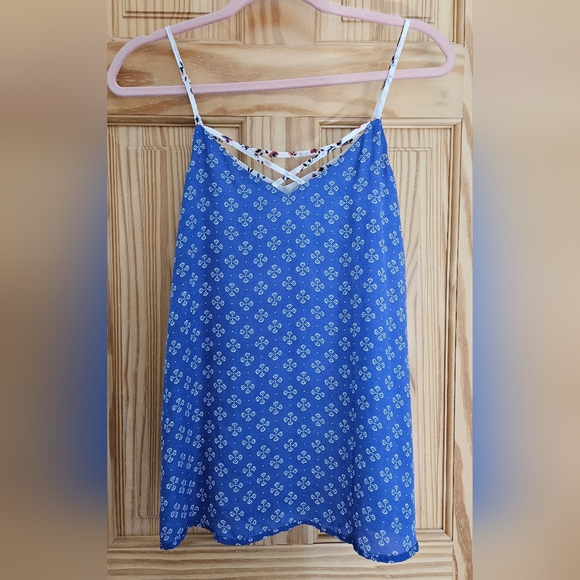 Maurices White w Blue Red Floral Design, Geometric Blue Lining Tank Top Small - Picture 6 of 8